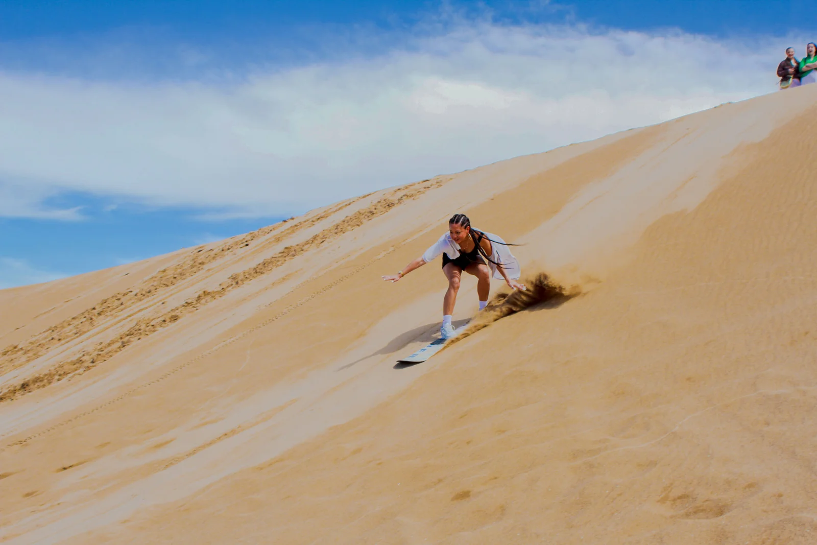 Sandboarding aux Dunes de Timlalin depuis Agadir : Adrénaline Pure, Glissades & Coucher de Soleil Magique 2026